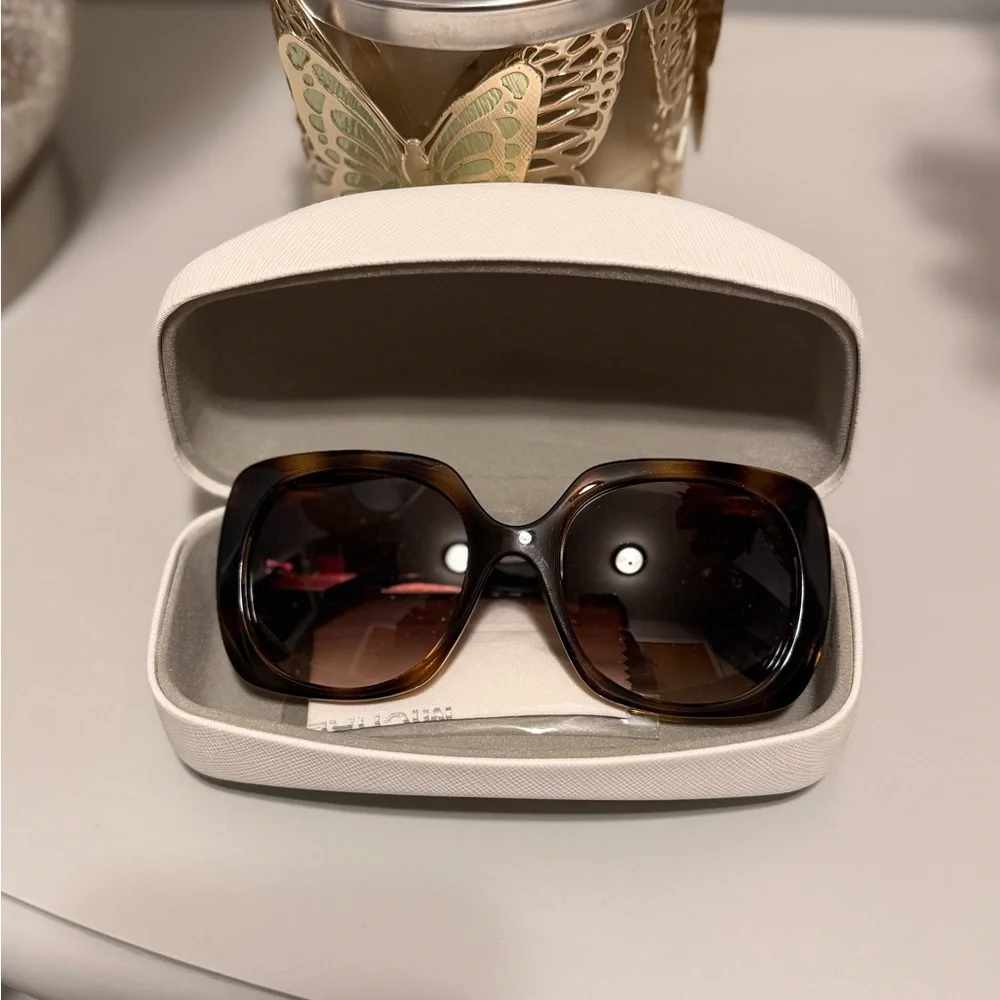 Michael Kors Brown Tortoiseshell Sunglasses with White Case - Picture 3 of 3